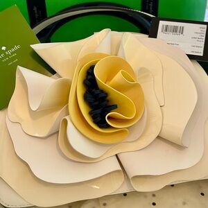 Flash Sale‼️💥Kate Spade Flora Patent Leather 3D Handbag!PRISTINE!!💛🤍